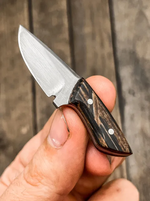 I made a miniature knife.