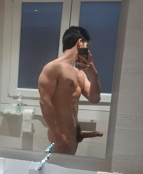 26, 6'2, 9 inch Spanish boy