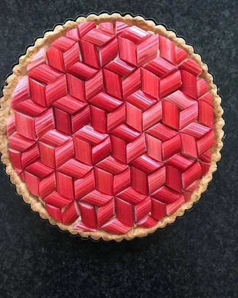 The pattern on this rhubarb pie