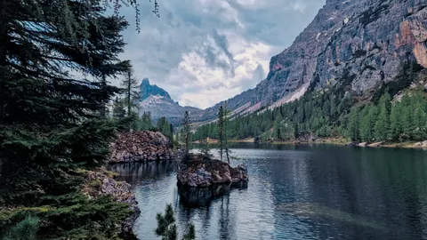 Lago Federa- Cortina, IT [OC] (4000x2252)