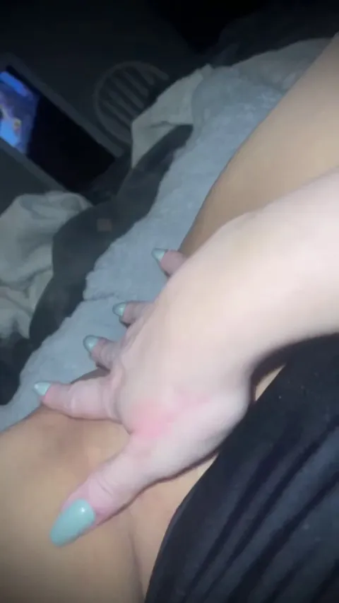 Come put your mouth on my tight pretty clit