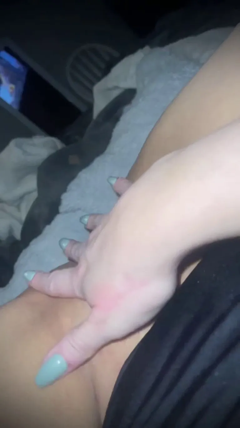 Come put your mouth on my tight pretty clit