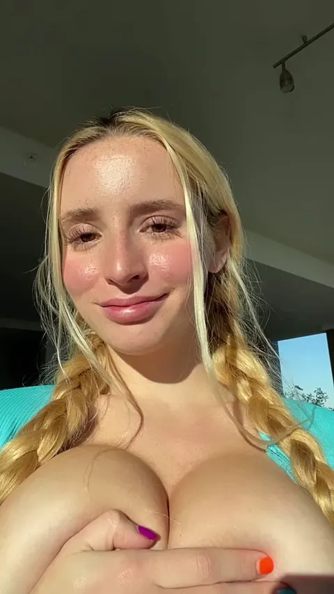 [GIF] Revealing my huge naturals