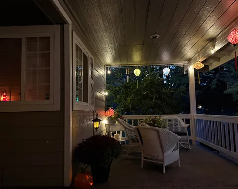 first autumn on my porch 🎃
