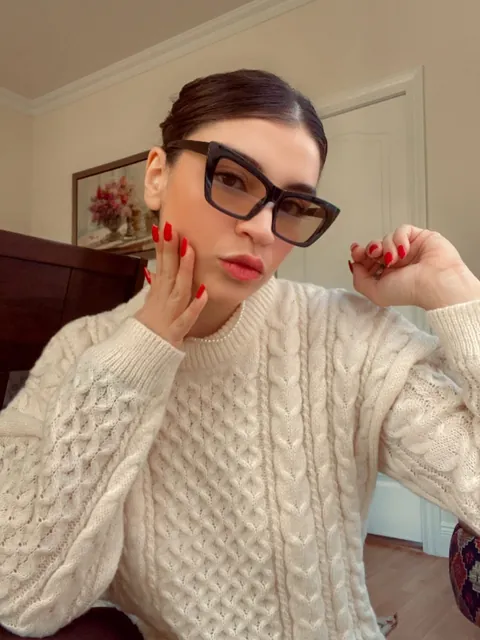 I love this white sweater 🤍