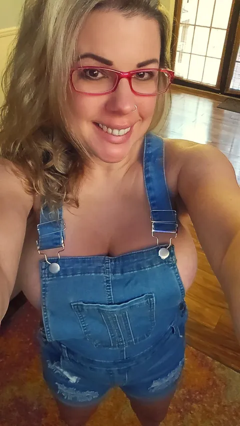 Striking out on tinder am i a hot mom? 40F