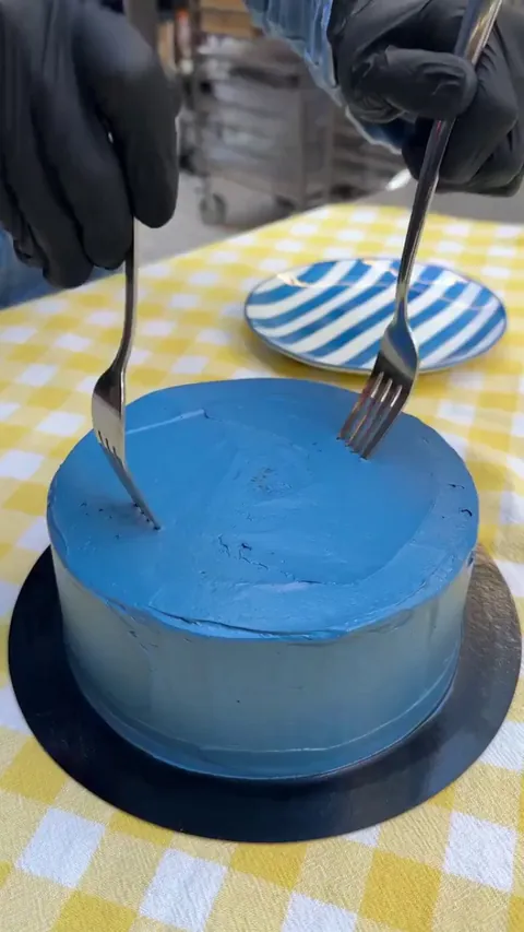 Underwater cake complete with fish