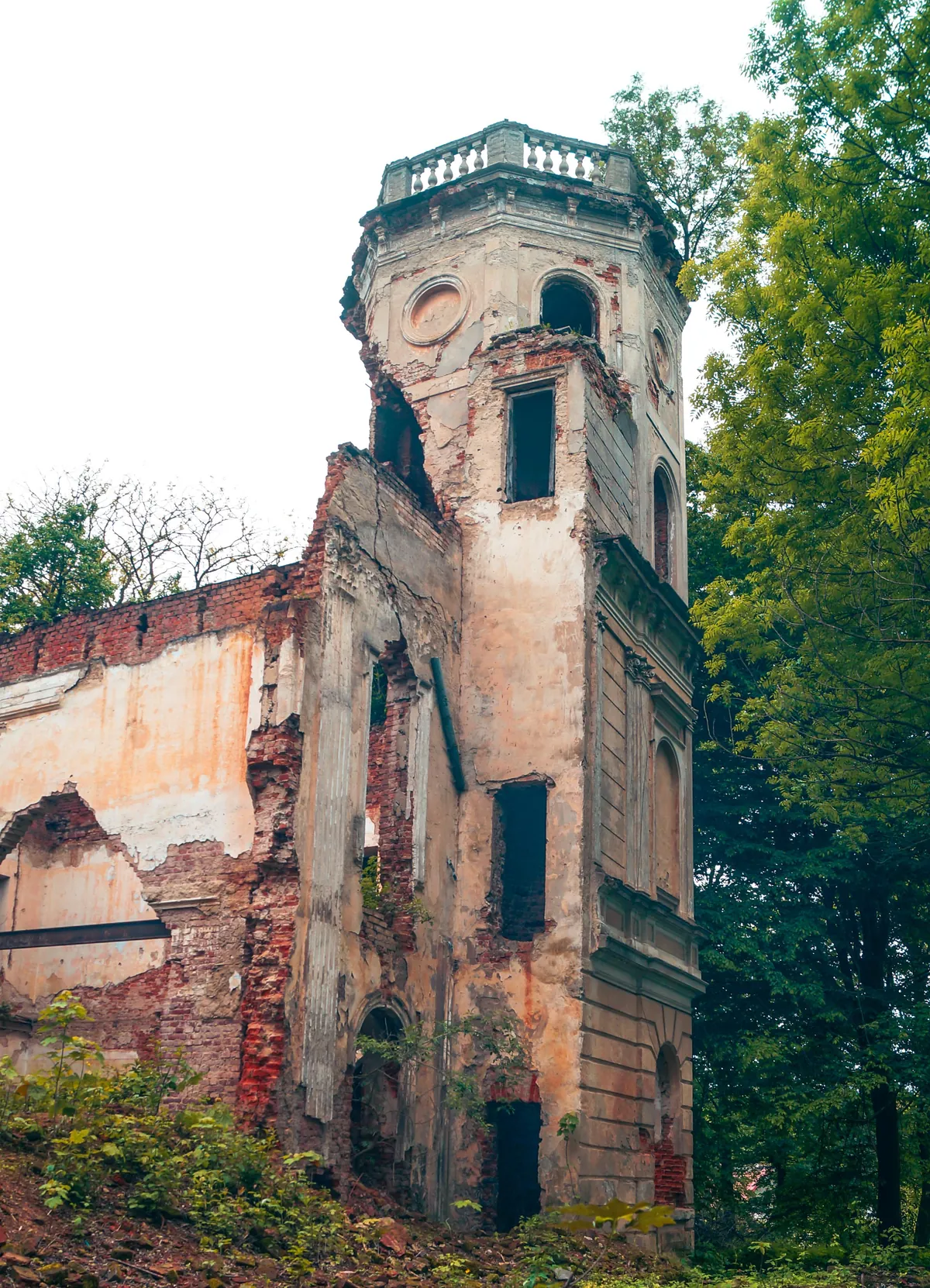 Old mansion: almost ruined, but still beautiful somehow