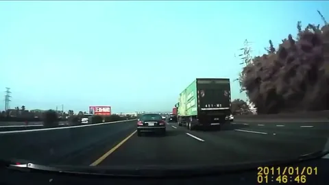 Taiwan: 2 cars get their roof crushed by a truck