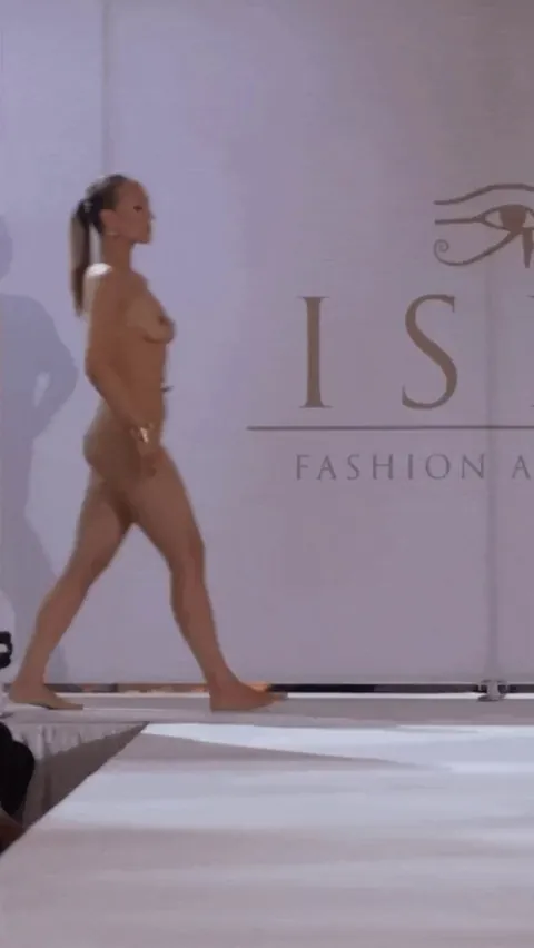 Maxime van Rooij looks very pretty and sexy completely nude in her fashion runway session