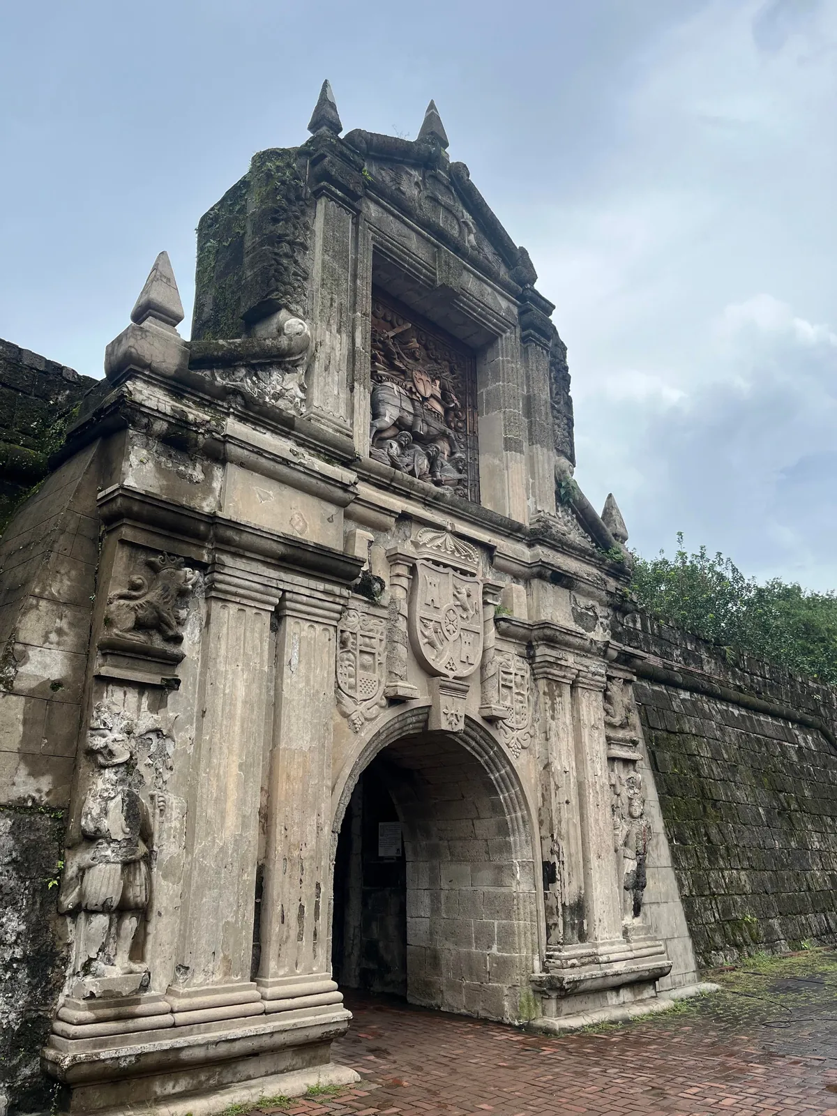 Had  9 hours layover in Manila and still managed to explore Intramuros and National museum of natural history completely