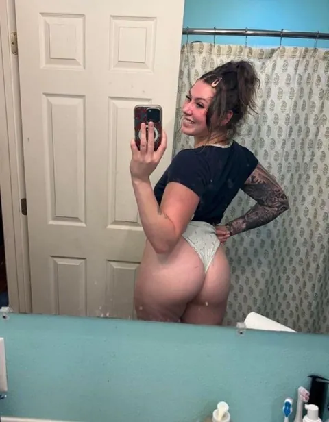 Born in 1999, 1 kid... Would you still fuck this ass? ➡️💙