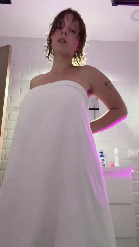 Chubby teen drops towel [reveal]