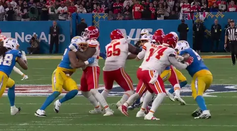 [Highlight] Mahomes throws to a wide-open Hollywood Brown on 4th and 7 to keep the Chiefs hopes alive