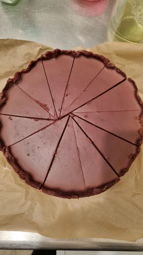 The way my mum cut the chocolate tarte 