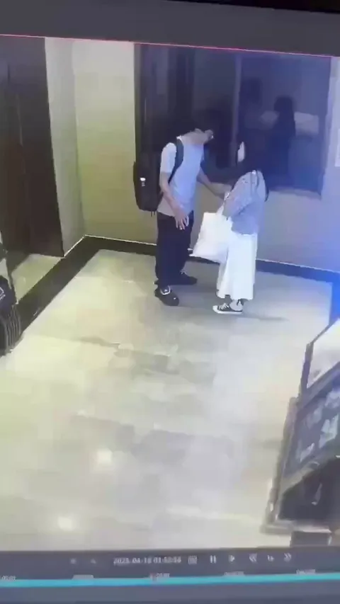 A sophomore high school student in China jumped off a building to express his true love