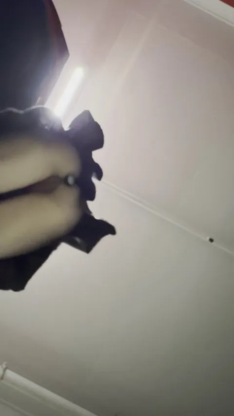 Take a peek up the local MILF's skirt