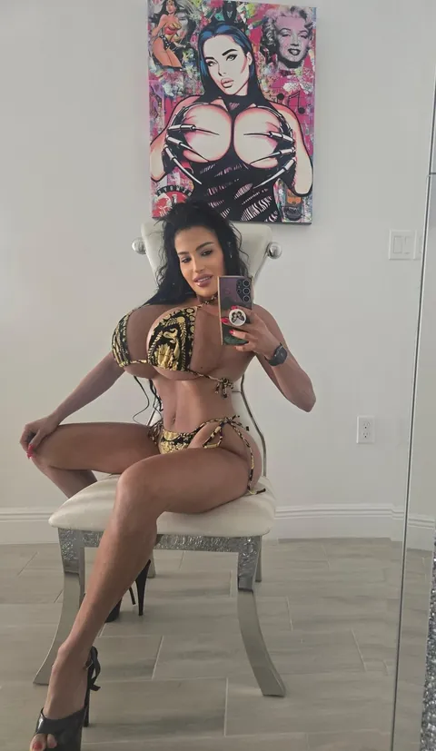 Her beauty is unreal. Such a hottie!