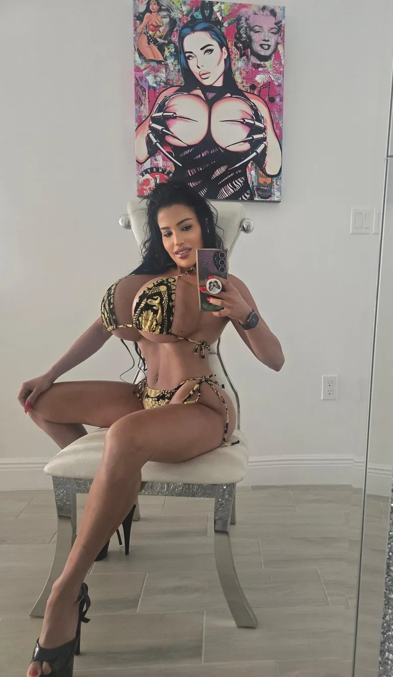 Her beauty is unreal. Such a hottie!