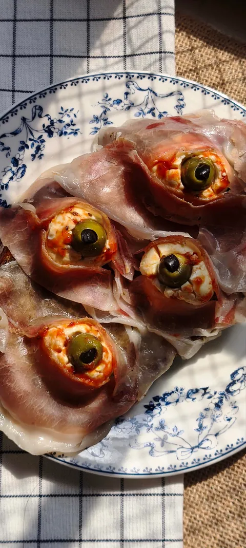 [homemade] skin and eyes antipasto toast