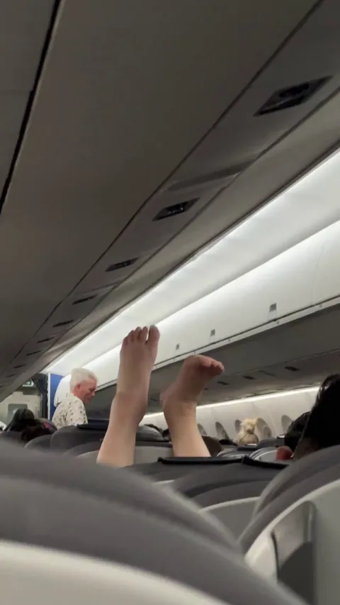 This person had their bare feet up for an HOUR during the flight