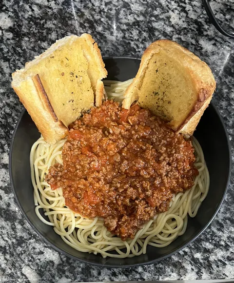 [I ate] spaghetti noodles with a red sauce and meat and garlic bread