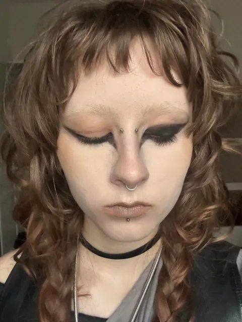 Asymetrycal eyeliner look