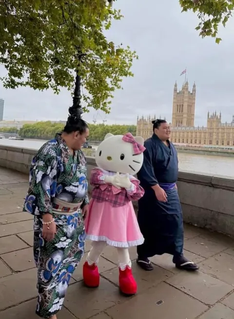 Japans top Sumo Wrestler went to London for a tournament, look at the tourist photos they took