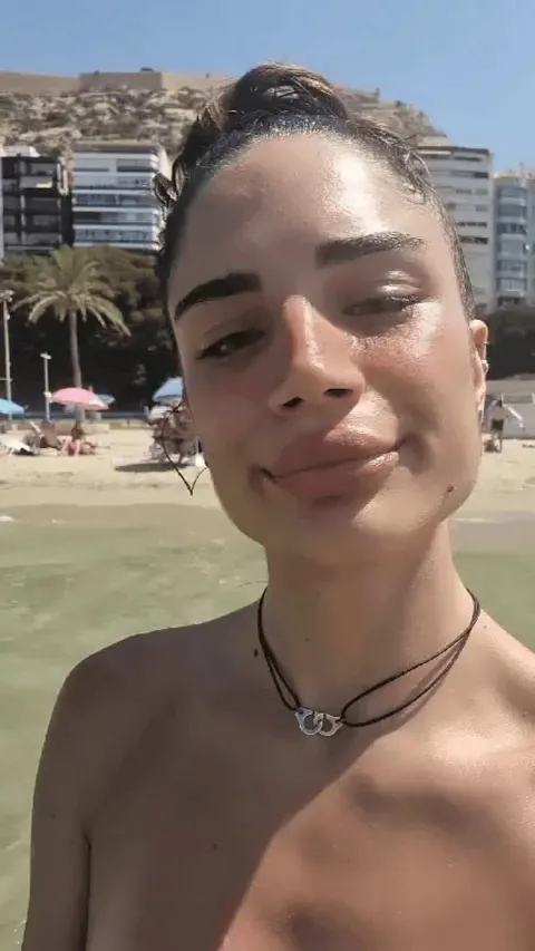 J'adore m'exhiber à la plage 🌊🍒