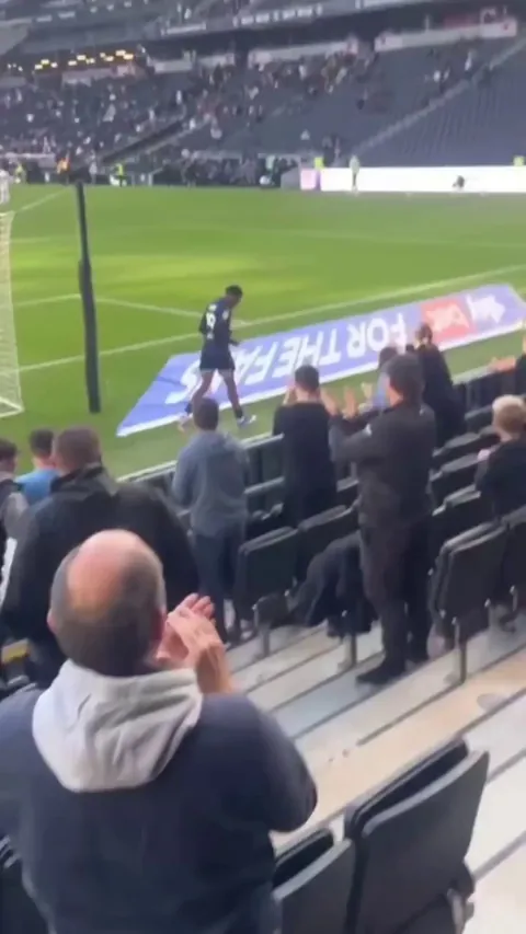 ​A Franchise staff member attempted to barge into a Reading player, completely missed, and fell to the floor. After feigning an injury on the ground, they got back up and attempted to start a fight with children nearby.