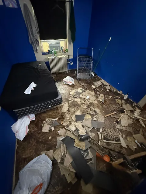 Finally got my own room so i redid the walls and floor. Took me 10 hours with some breaks in between.