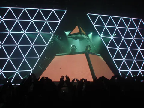 La France conquérant le monde en utilisant la musique, 2007 (colorisé)