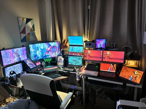 bro has too many screens