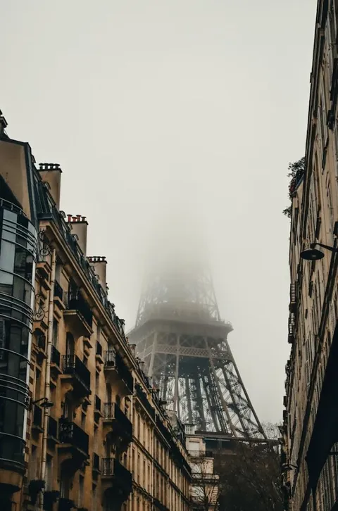 ITAP of the Eiffel Tower in the morning mist