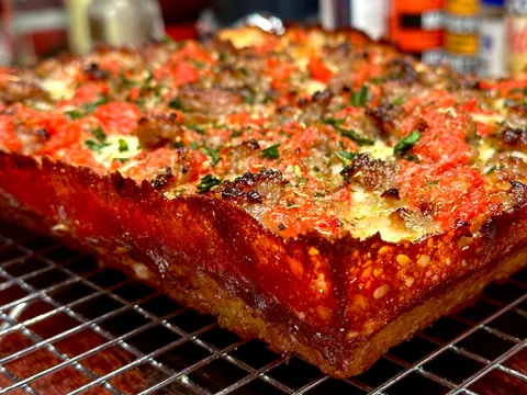[Homemade] Detroit style pizza