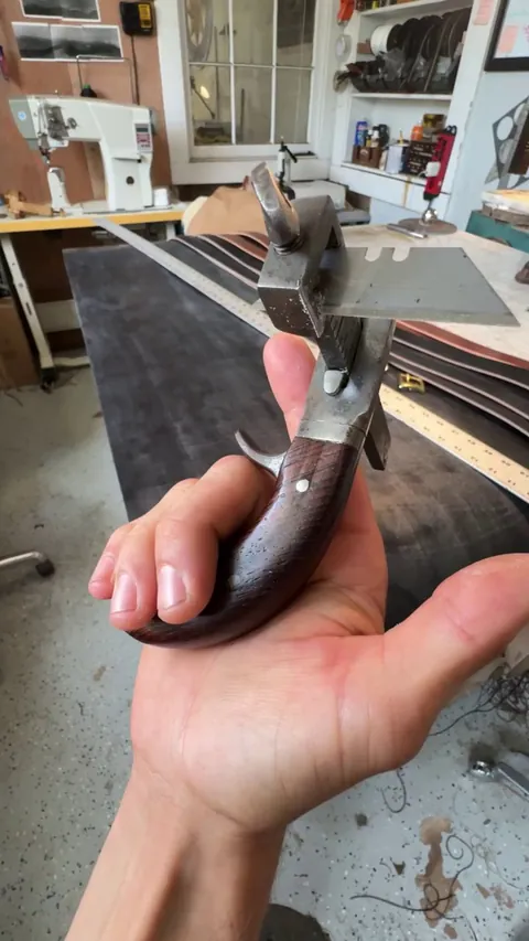 Leather draw gauge for cutting straps