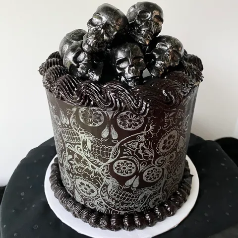 [Homemade] Chocolate chip cake with dark chocolate buttercream