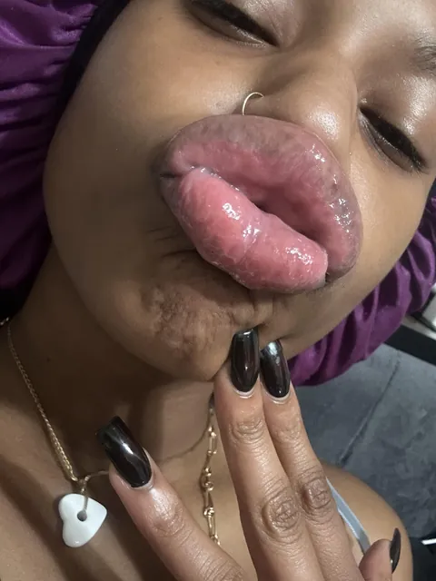 hmu for content 💋