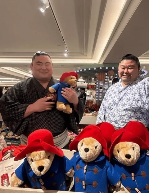 Japans top Sumo Wrestler went to London for a tournament, look at the tourist photos they took