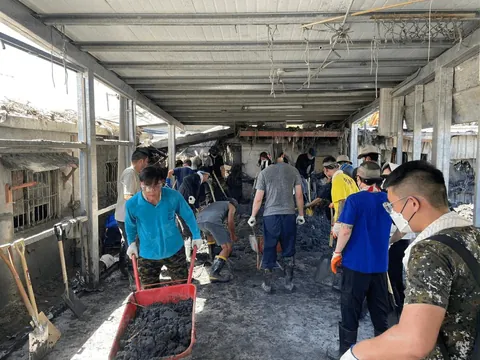 Thousands of Taiwanese Packed Trains to Help After Floods — Told ‘You’re Supermen,Pay Us Later’ [OC]
