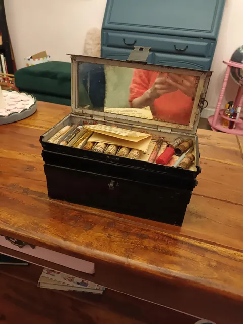 I bought a theatre make-up set from the late 1950/1960. I thought you guys would appreciate it as much as I do 🥰