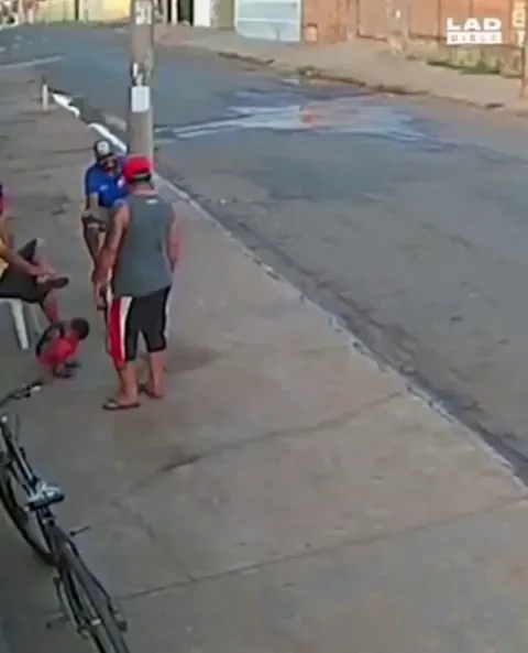 Man casually saves a girl's life in the middle of conversation