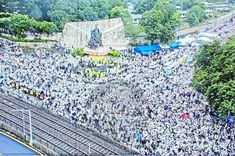Protesters clog EDSA White Plains. Northbound route no longer passable.