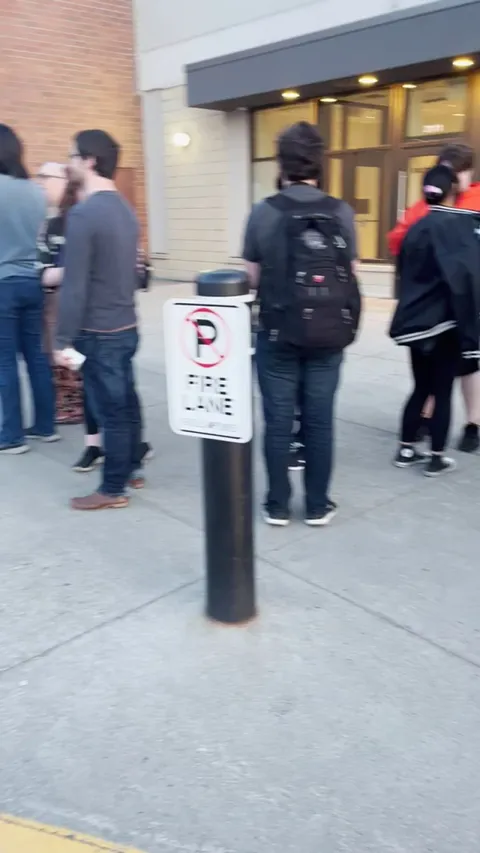 Line up for Zelda TOTK preorders