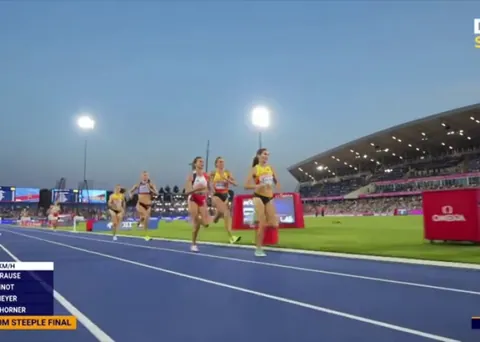 Steeplechase runner falls into water - loses bronze medal