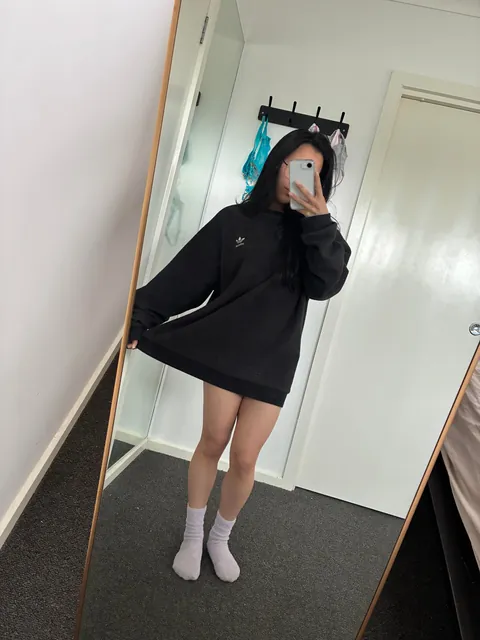 Just a petite geek that likes to strip