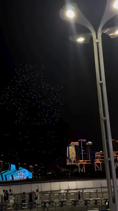 Stephen Curry greeted in China by an amazing drone show