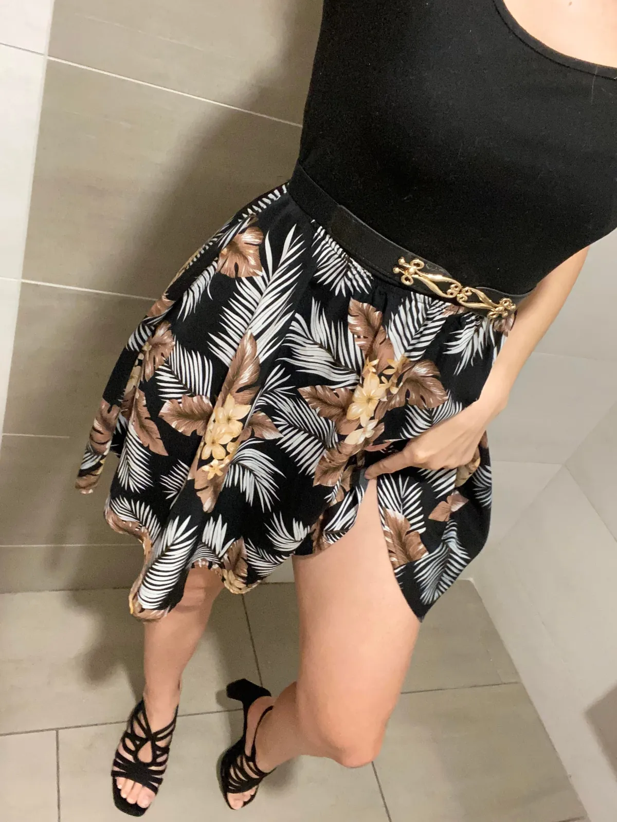 Très coquine dans les toilettes du travail 🤭