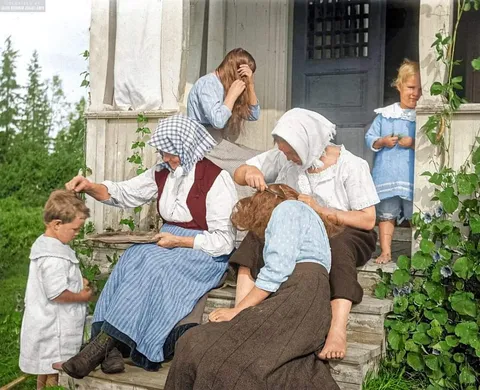Women removing lice from children at Mangskogs socken, Värmland, Sweden 1912
