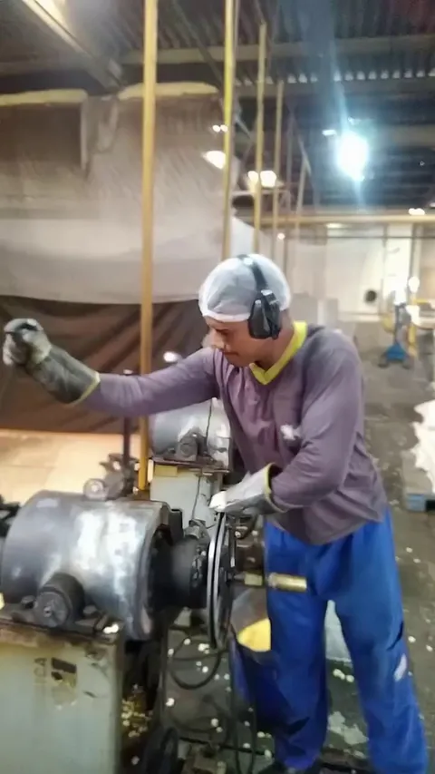 A look at how popcorn is popped in this popcorn factory.